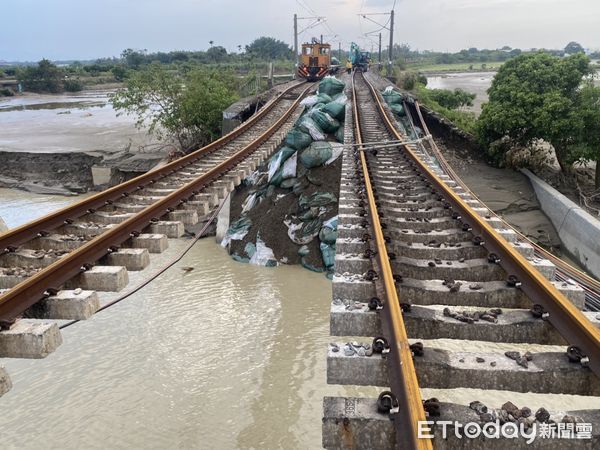 ▲▼台鐵南靖路段八掌溪橋路基遭掏空 軌道懸空30公尺　現場照驚呆萬人。（圖／記者翁伊森攝）