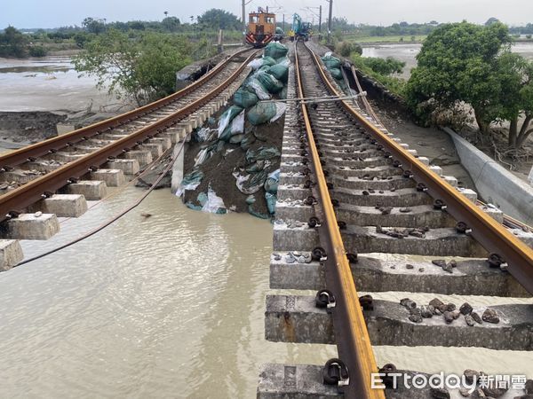 ▲▼台鐵南靖路段八掌溪橋路基遭掏空 軌道懸空30公尺　現場照驚呆萬人。（圖／記者翁伊森攝）