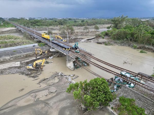 ▲▼台鐵南靖路段八掌溪橋路基遭掏空 軌道懸空30公尺　現場照驚呆萬人。（圖／翻攝台南式粉絲團）