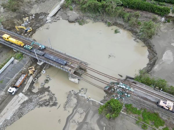 ▲▼台鐵南靖路段八掌溪橋路基遭掏空 軌道懸空30公尺　現場照驚呆萬人。（圖／翻攝台南式粉絲團）