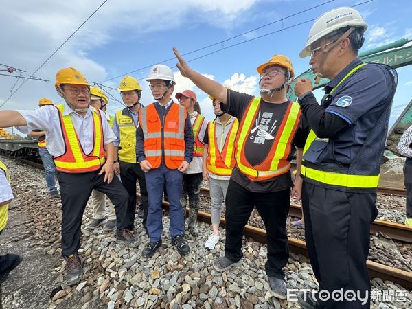 ▲▼台鐵南靖路段八掌溪橋路基遭掏空 軌道懸空30公尺　現場照驚呆萬人。（圖／記者翁伊森攝）