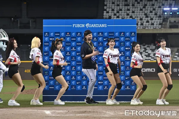 ▲▼中職藍力拿下單場MVP，與韓國起亞虎啦啦隊「KIA TIGERS CHEERLEADER」金韓拿、李珠珢、朴星垠、朴信妃、鄭嘉睿、劉世彬等一起跳三振舞。（圖／記者李毓康攝）