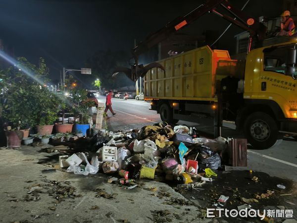 ▲台南市環保局繼續動員清潔隊員541人，車輛機具172輛，協助受災戶家園清理復原，28日清運1020公噸廢家具。（圖／記者林東良翻攝，下同）