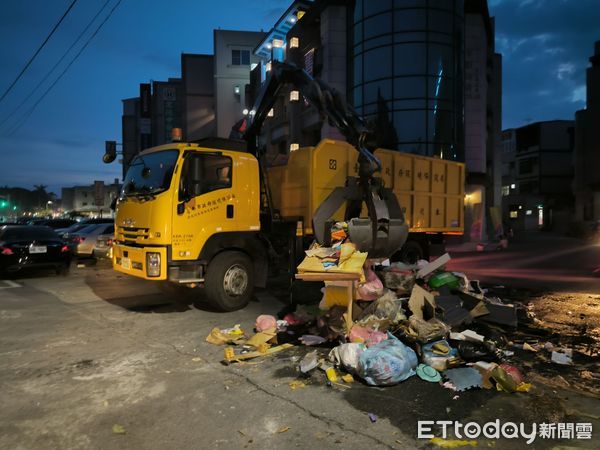 ▲台南市環保局繼續動員清潔隊員541人，車輛機具172輛，協助受災戶家園清理復原，28日清運1020公噸廢家具。（圖／記者林東良翻攝，下同）