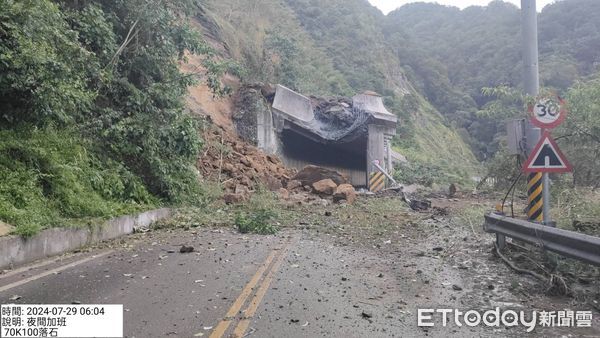 ▲▼嘉義阿里山台18線落石。（圖／記者翁伊森翻攝）