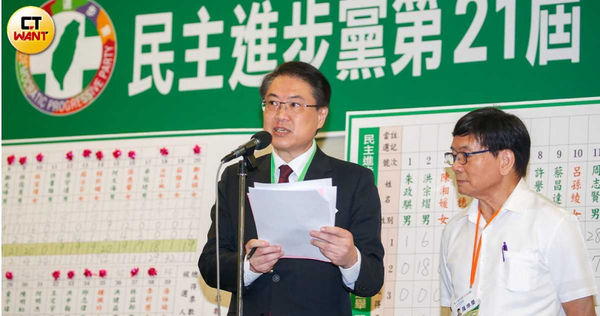 民進黨秘書長林右昌21日主持中執委選舉開票，接著再選出象徵民進黨最高決策核心的10位中常委。（圖／記者黃耀徵攝）