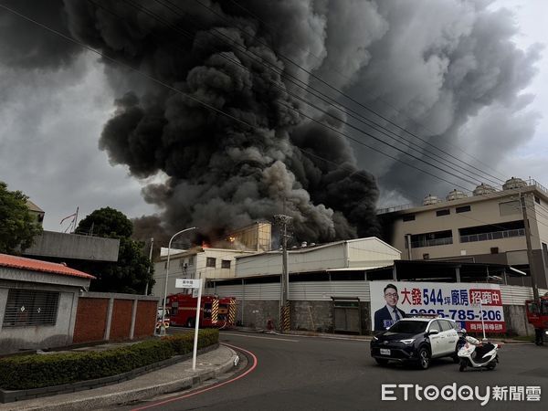 [新聞] 快訊／高雄大寮工廠火警！現場傳爆炸聲　