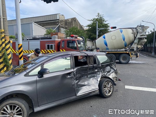 ▲台南市新營區新中路與新圳路交叉口，29日上午發生預拌水泥車與自小客車車禍事故，消防人員搶救1女脫困送醫。（圖／民眾提供，下同）