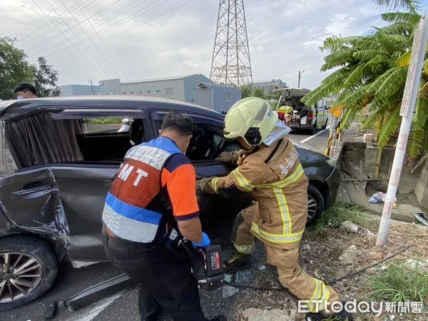 ▲台南市新營區新中路與新圳路交叉口，29日上午發生預拌水泥車與自小客車車禍事故，消防人員搶救1女脫困送醫。（圖／民眾提供，下同）