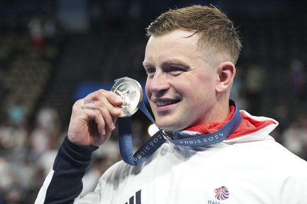 ▲2024年巴黎奧運男子100公尺蛙式決賽，英國蛙王皮蒂（Adam Peaty）與美國選手芬克（Nicolas Fink）並列銀牌。（圖／達志影像／美聯社）