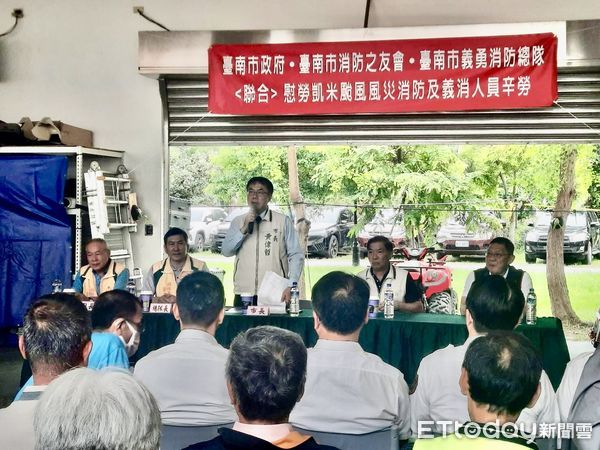 ▲台南市長黃偉哲在消防局長李明峯陪同下，前往第五大隊部，向各參與救災的消防及義消團隊一一頒贈獎勵金，表示慰勉之意。（圖／記者林東良翻攝，下同）