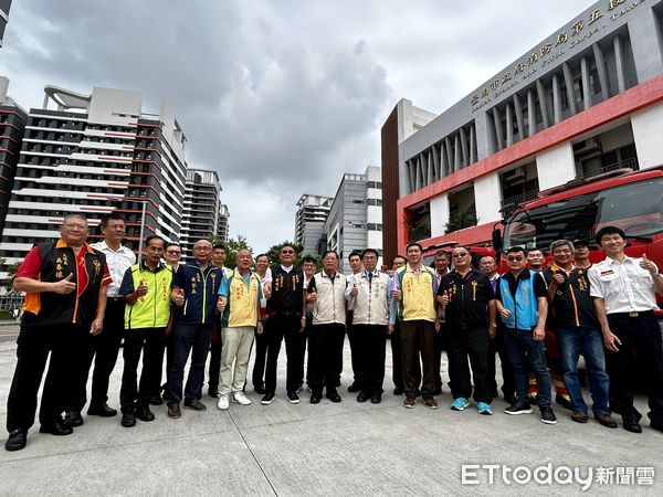 ▲台南市長黃偉哲在消防局長李明峯陪同下，前往第五大隊部，向各參與救災的消防及義消團隊一一頒贈獎勵金，表示慰勉之意。（圖／記者林東良翻攝，下同）