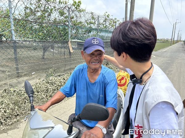 ▲立委陳亭妃前往麻豆埤頭里勘災，聽取現場災民的心聲，並以安南區過往淹水的經驗為例，呼籲政府應重新檢討目前埤頭排水系統可容納的水量。（圖／記者林東良翻攝，下同）