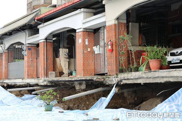 ▲竹山鎮鴻囍別墅社區道路坍陷，住戶門前出現大峽谷。（圖／南投縣政府提供，下同）