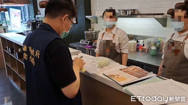 ▲▼衛生局稽查人員執行輕食料理業者稽查及食品抽驗。（圖／記者許宥孺翻攝）