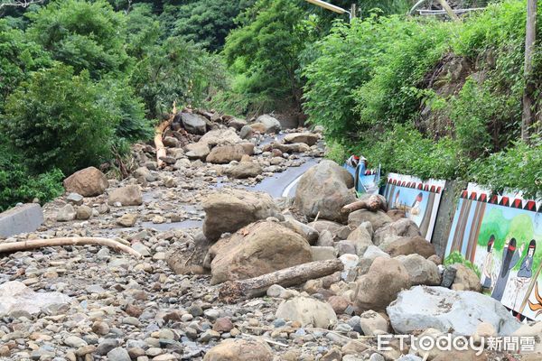 ▲行政院副院長鄭麗君赴南投縣水里、信義2鄉勘查土石流和農損災情。（圖／南投縣政府提供，下同）