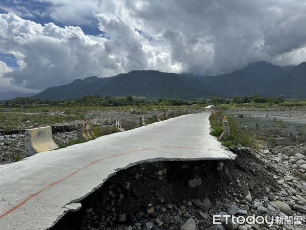 ▲▼花蓮富里鄉崙天便道遭凱米颱風豪雨沖刷，地基被淘空。（圖／富里鄉公所提供，下同）