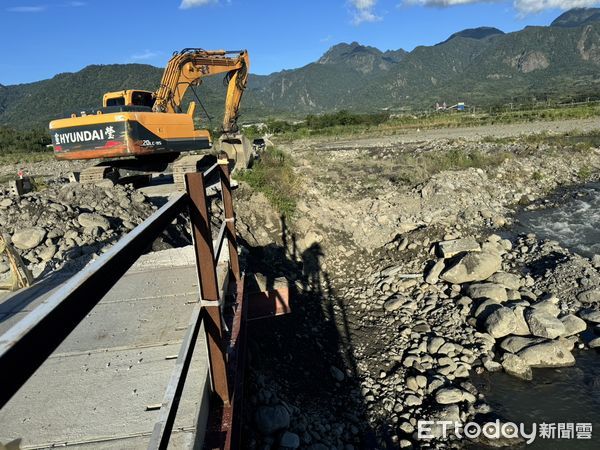 ▲▼花蓮富里鄉崙天便道遭凱米颱風豪雨沖刷，地基被淘空。（圖／富里鄉公所提供，下同）