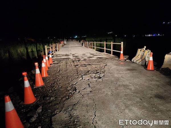 ▲▼花蓮富里鄉崙天便道遭凱米颱風豪雨沖刷，地基被淘空。（圖／富里鄉公所提供，下同）