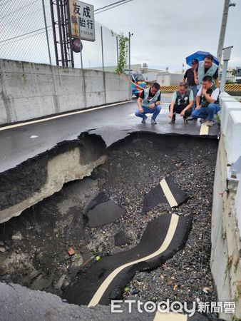 ▲▼屏東縣萬丹鄉頂林大排河堤道路出現2.4米深天坑             。（圖／記者陳崑福翻攝）