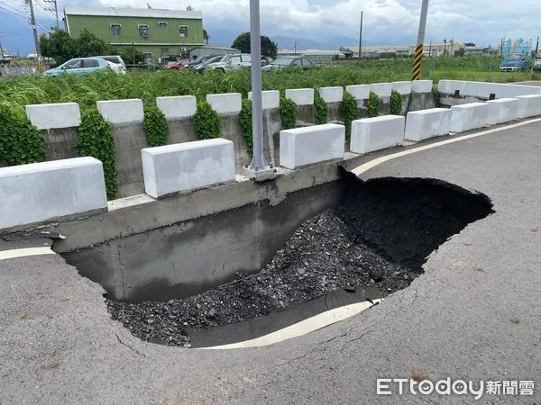 ▲▼屏東縣萬丹鄉頂林大排河堤道路出現2.4米深天坑             。（圖／記者陳崑福翻攝）