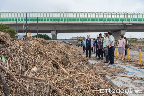 ▲彰化沿海潮間帶蚵架全倒損失慘重。（圖／記者唐詠絮翻攝）