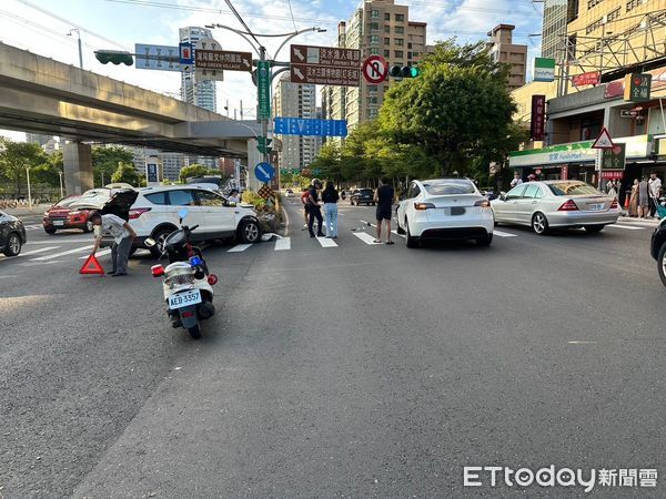 ▲▼印度籍男子駕駛特斯拉擦撞休旅車，休旅車失控撞中央分隔島及對向小客車             。（圖／記者陳以昇翻攝）