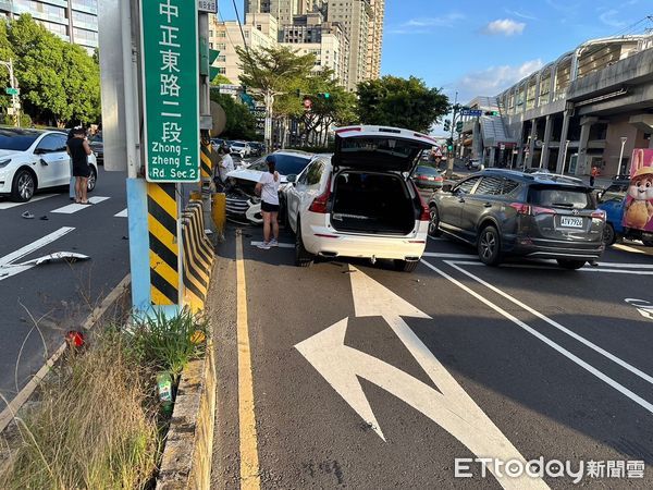 ▲▼印度籍男子駕駛特斯拉擦撞休旅車，休旅車失控撞中央分隔島及對向小客車             。（圖／記者陳以昇翻攝）