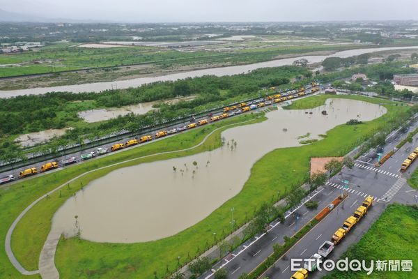 ▲▼   黃敏惠市長視察凱米颱風後軍輝橋、湖內抽水站、焚化廠清潔隊  。（圖／嘉義市政府提供）