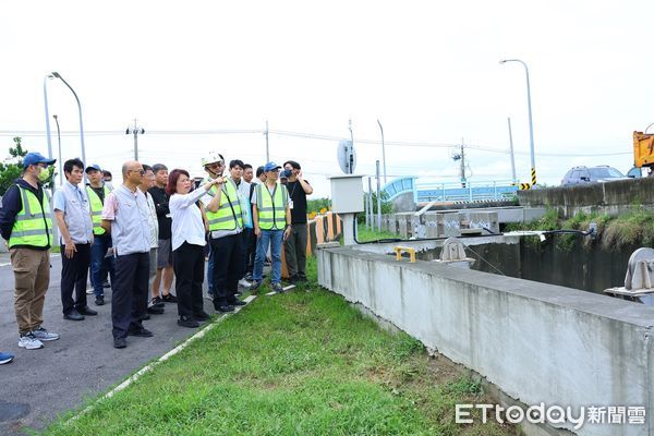 ▲▼   黃敏惠市長視察凱米颱風後軍輝橋、湖內抽水站、焚化廠清潔隊  。（圖／嘉義市政府提供）