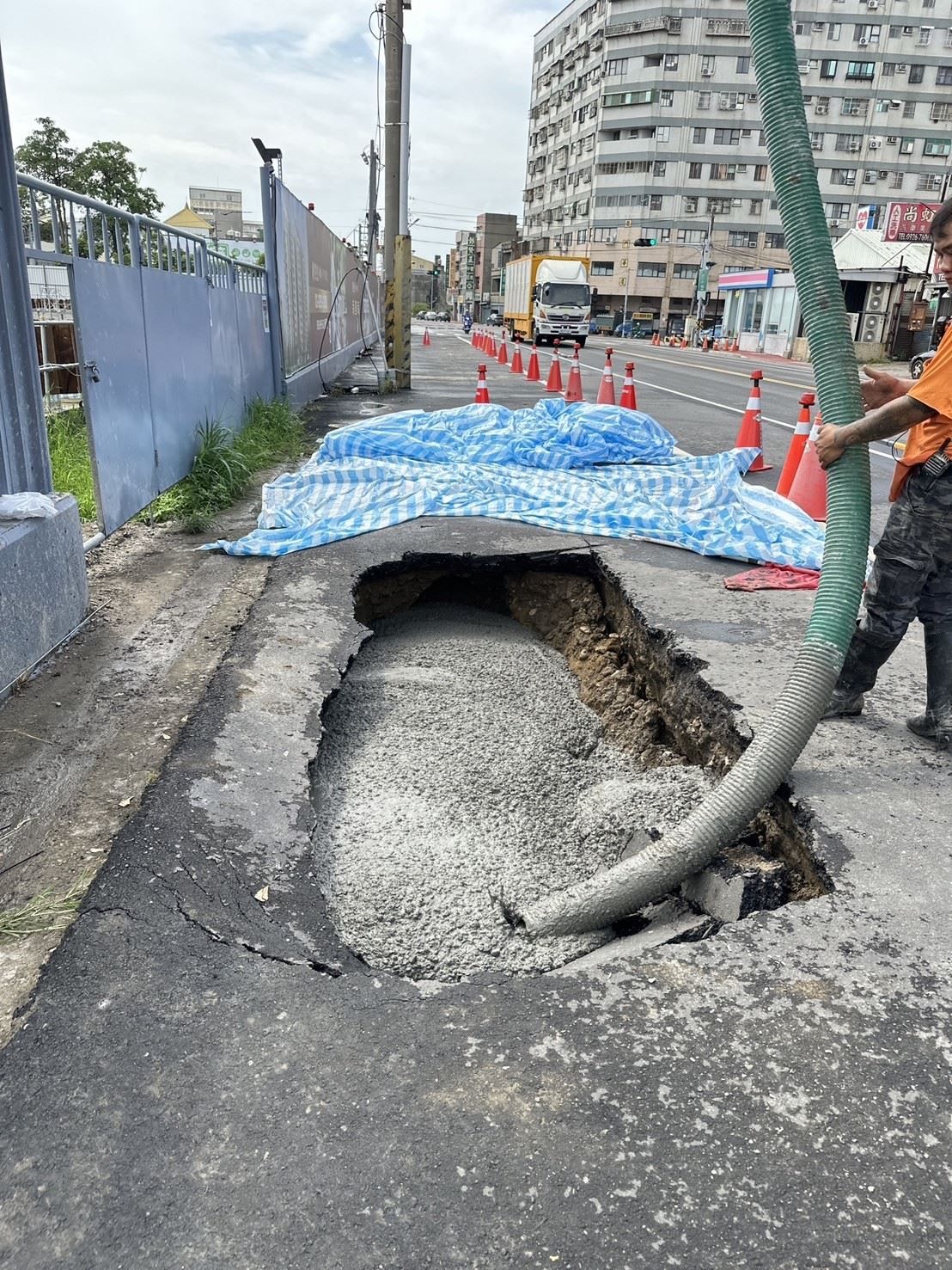 ▲苗栗後龍鎮維真國中對面的苗126縣道，疑因建案挖掘地下室發生坍陷，縣府勒令回填和停工。（圖／苗栗縣政府提供）