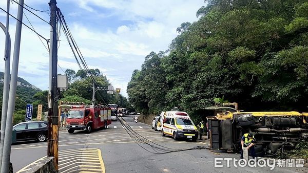 ▲▼             新北市萬里區磚廠站公車站旁，垃圾車疑似勾到電線翻覆。（圖／記者郭世賢翻攝）