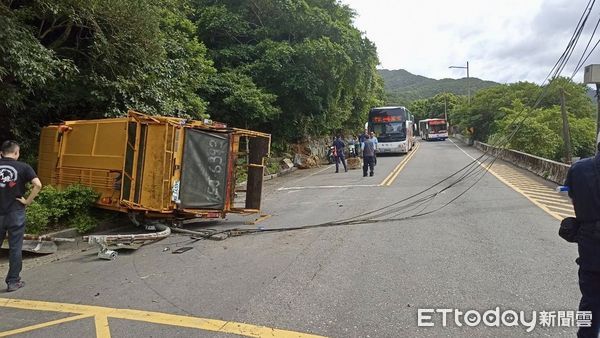 ▲▼             新北市萬里區磚廠站公車站旁，垃圾車疑似勾到電線翻覆。（圖／記者郭世賢翻攝）