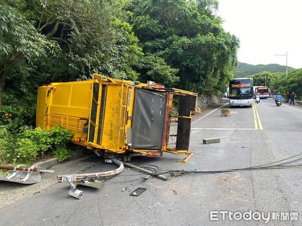 ▲▼ 新北市萬里區磚廠站公車站旁，垃圾車疑似勾到電線翻覆。（圖／記者郭世賢翻攝）