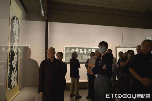 ▲中台世界博物館「德大字在：館藏榜書藝術特展」，開幕活動邀請書法名家揮毫。（圖／中台世界博物館提供）