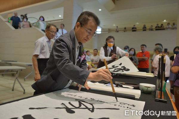 ▲中台世界博物館「德大字在：館藏榜書藝術特展」，開幕活動邀請書法名家揮毫。（圖／中台世界博物館提供）