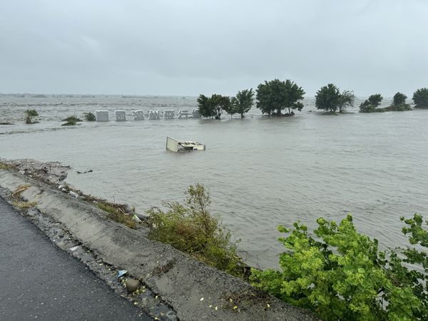 ▲彰化順風飛行場遭淹沒。（圖／記者唐詠絮翻攝）