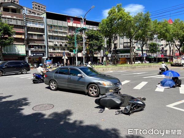 ▲▼劉姓騎士幫女友撐傘等待救護車             。（圖／記者陳以昇翻攝）