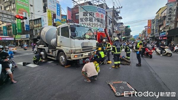 ▲▼女騎士被水泥車撞倒，民眾消防人員合力將她救出             。（圖／記者陳以昇翻攝）