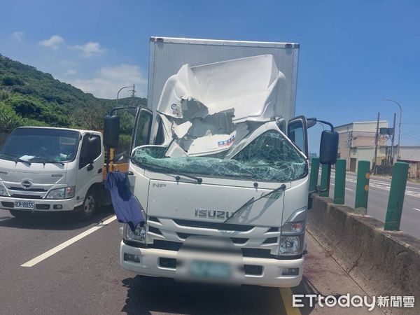 ▲▼監視器拍下輪胎打中大貨車頂，撞擊後又往對向車道滾，倒楣的大貨車車頂被撞凹，肇事的輪胎              。（圖／記者陳以昇翻攝）