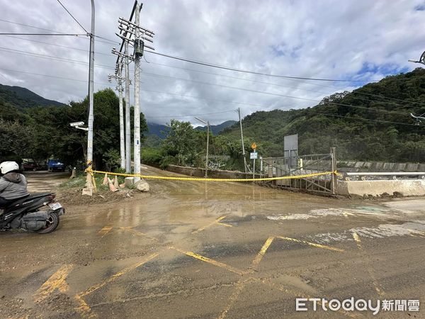 ▲水里鄉三十甲地區連爆土石流、阻斷聯外道路，當地37戶80人交通受阻。（圖／水里鄉上安村長陳敬家提供）