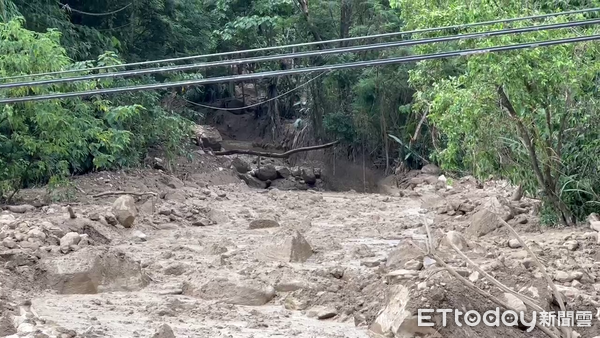 ▲水里鄉三十甲地區連爆土石流、阻斷聯外道路，當地37戶80人交通受阻。（圖／水里鄉上安村長陳敬家提供）