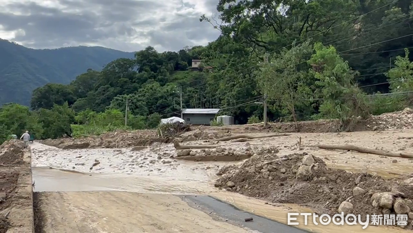 ▲水里鄉三十甲地區連爆土石流、阻斷聯外道路，當地37戶80人交通受阻。（圖／水里鄉上安村長陳敬家提供，下同）