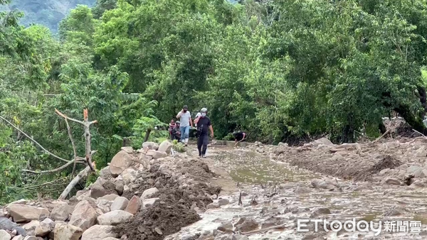 ▲水里鄉三十甲地區連爆土石流、阻斷聯外道路，當地37戶80人交通受阻。（圖／水里鄉上安村長陳敬家提供）