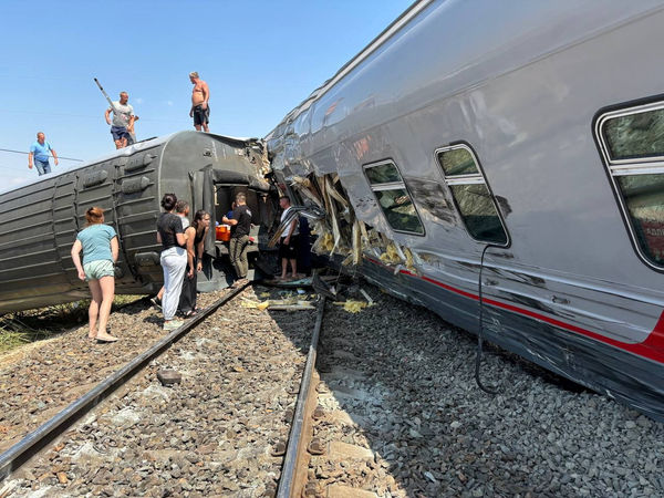 ▲▼俄羅斯貨車硬闖鐵軌！火車撞上「8車廂出軌翻覆」至少2死140傷。（圖／路透）