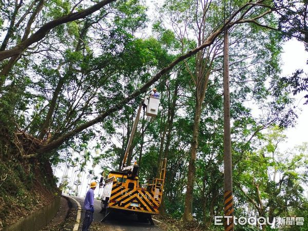 ▲▼嘉義逾4萬戶停電 7百餘戶待復電 台電持續動員人力積極搶修   。（圖／台電嘉義區處提供）