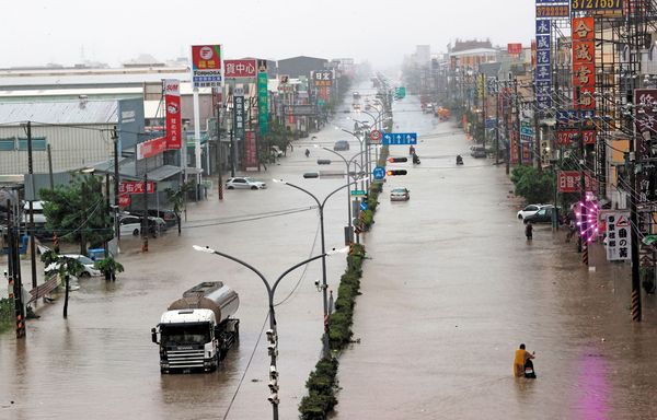 凱米颱風在南台灣引發豪大雨，高雄淹水災情慘重。（聯合知識庫）