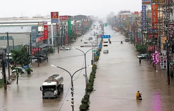 凱米颱風在南台灣引發豪大雨，高雄淹水災情慘重。（聯合知識庫）