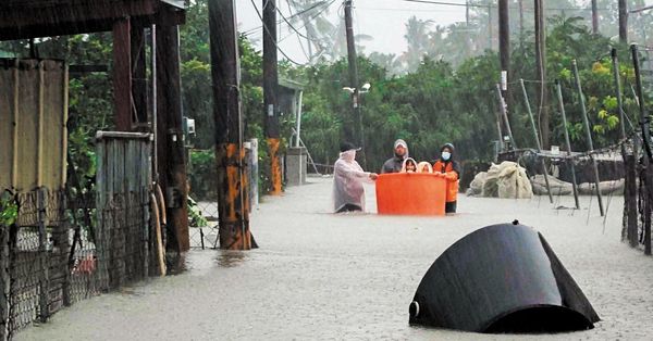 暴雨轟炸南台灣，各處淹水災情不斷。（屏東縣消防局提供）