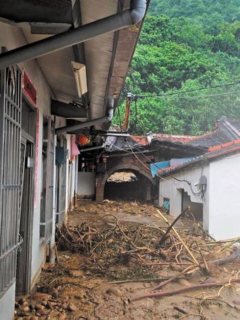 高雄老翁在家中遭土石流沖入活埋，不幸身亡。（高雄市警察局旗山分局提供）